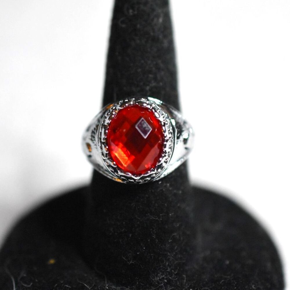 Cherry Red Cut Glass Stone Etched Silver Tone Band Size 6 Ring